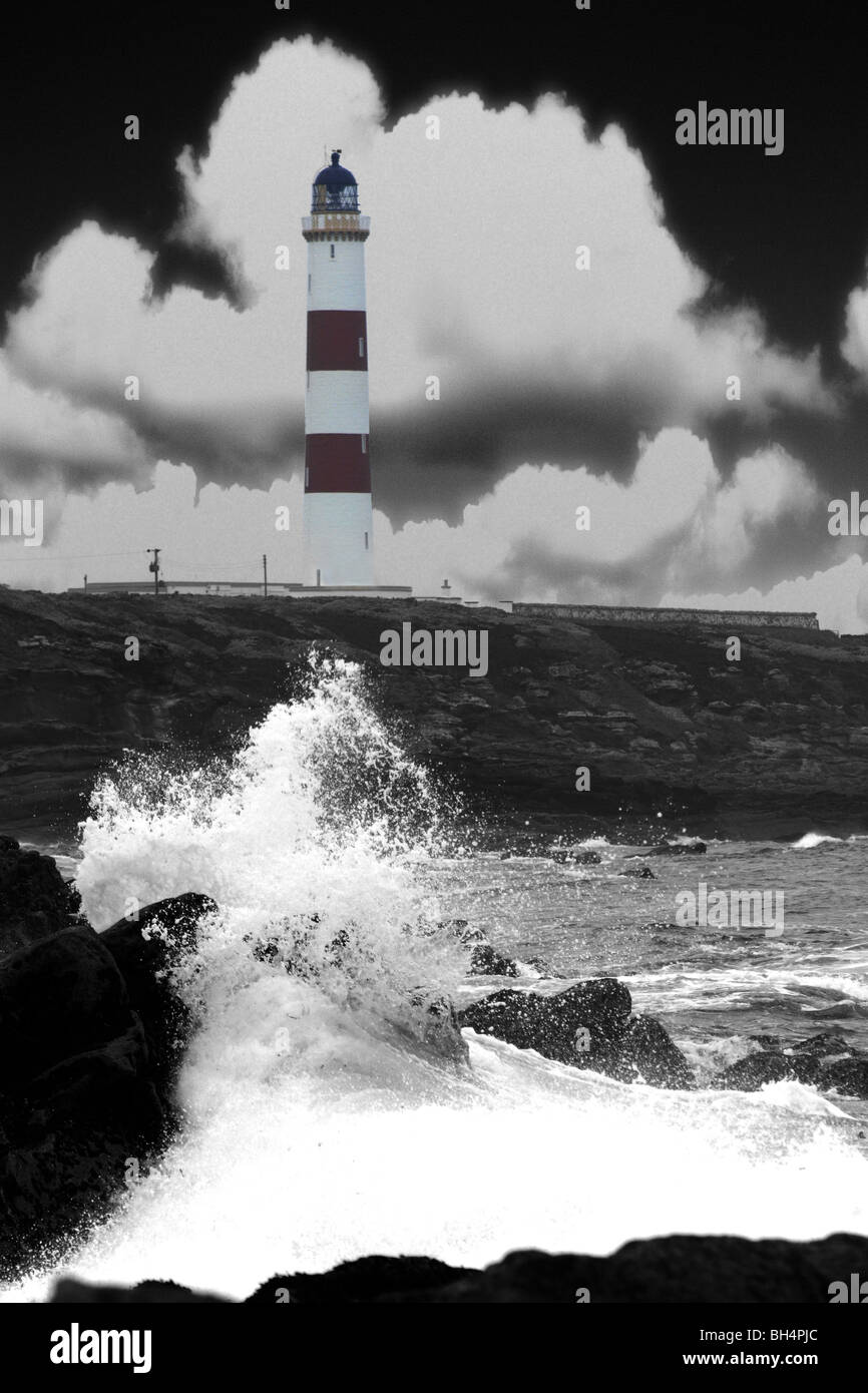 Schwarze und weiße Dramaturgie Tarbat Ness Leuchtturm mit Wolken und brechenden Wellen. Stockfoto