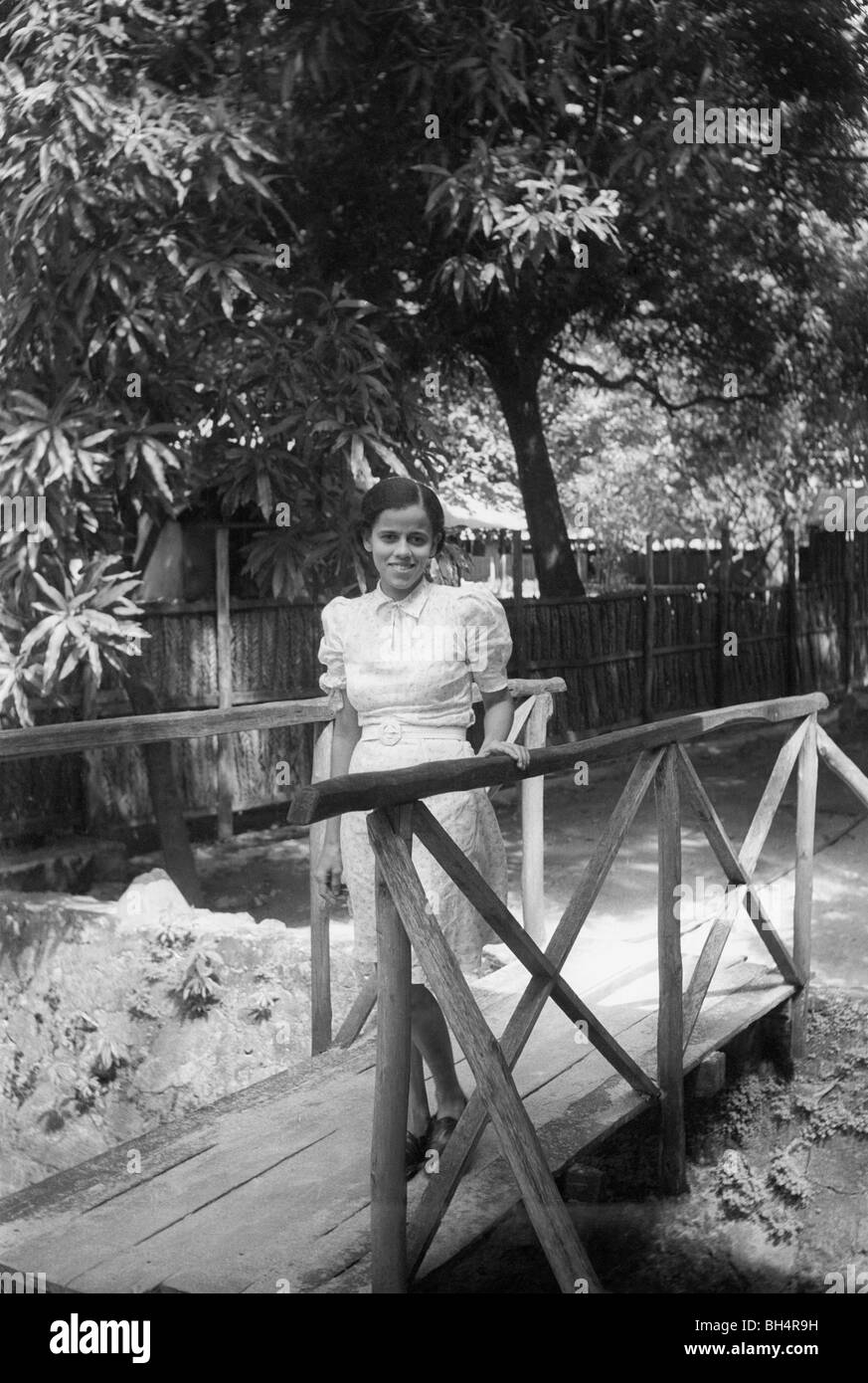 Mädchen posiert auf einer tropischen Insel in den 1930-40 Stockfoto