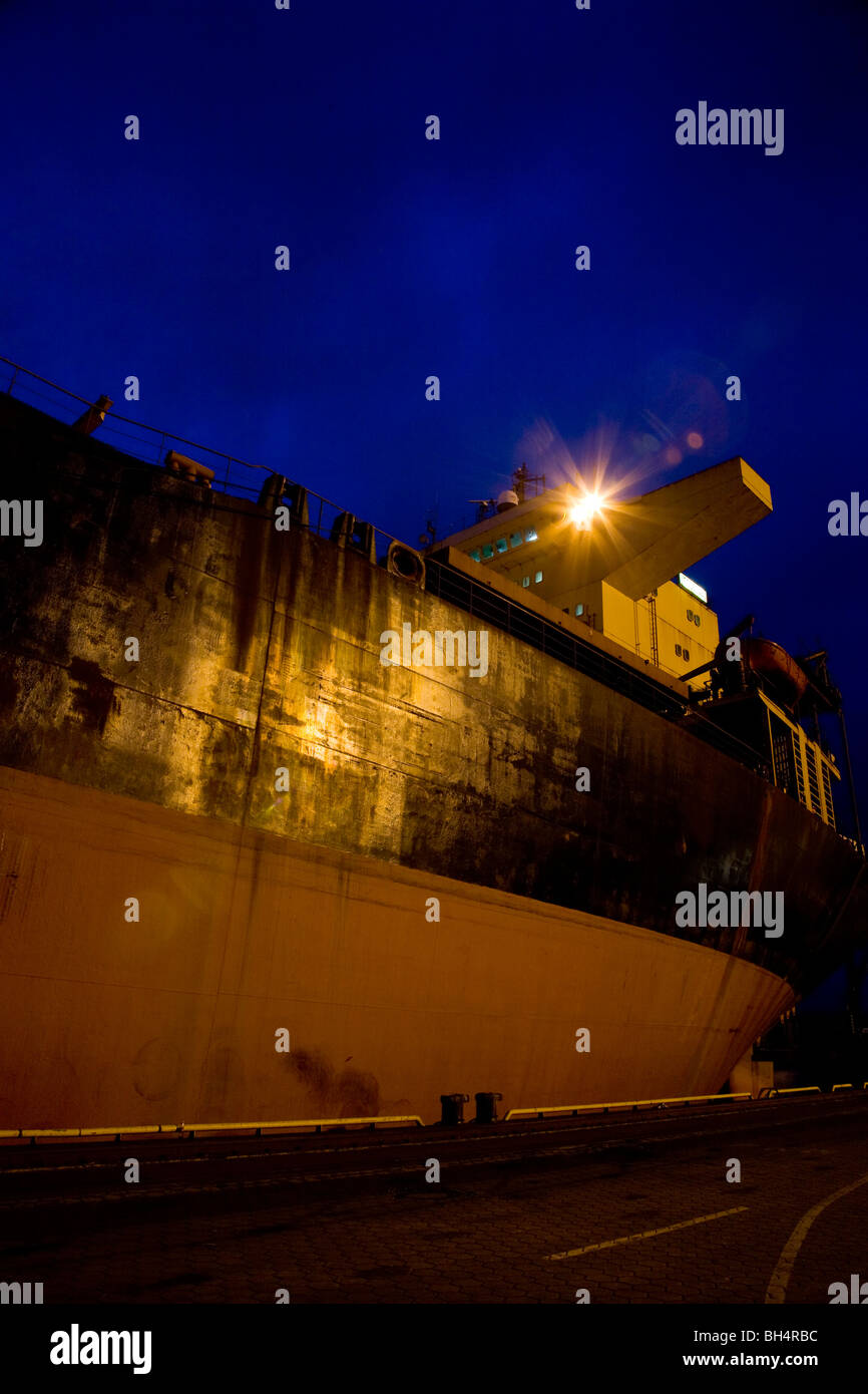Öl-Tanker Schiffe Brücke Nacht Hafen Flügel vlcc Schifffahrtswege Stockfoto