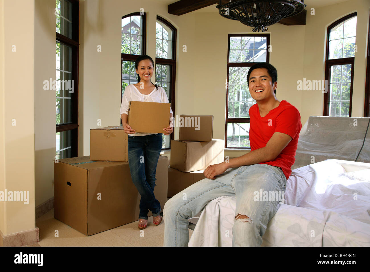 Chinesische junge Paar Umzug in neues Zuhause Stockfoto