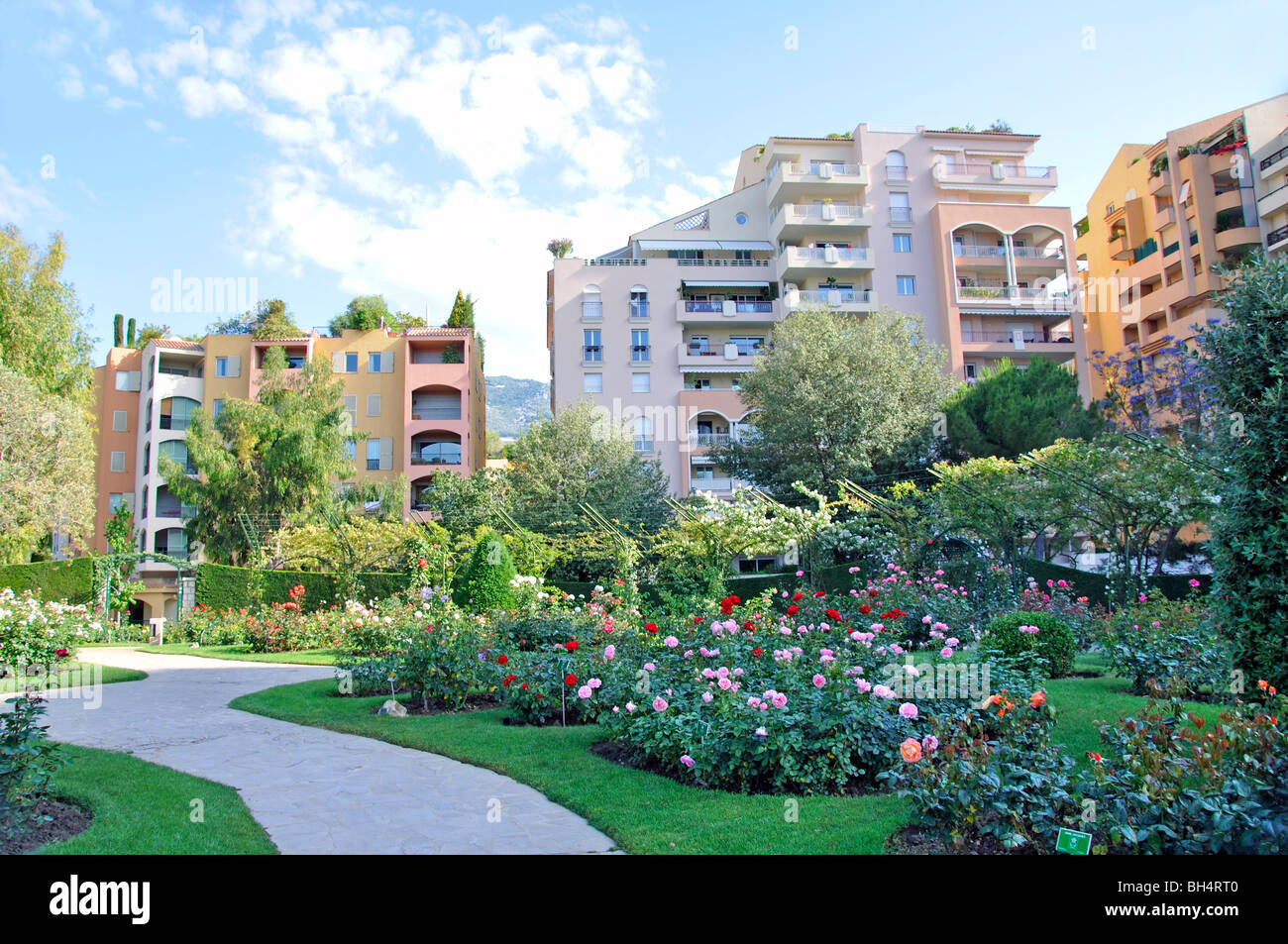 Luxus-Appartements und Rose Garten Monaco Stockfoto