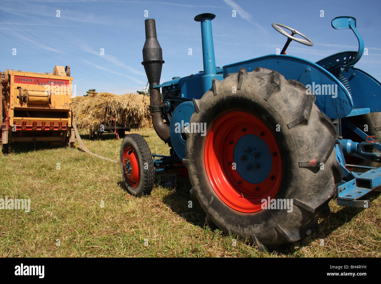 Lanz Bulldog Traktor zu einer alten französischen Dreschmaschine macht. Stockfoto