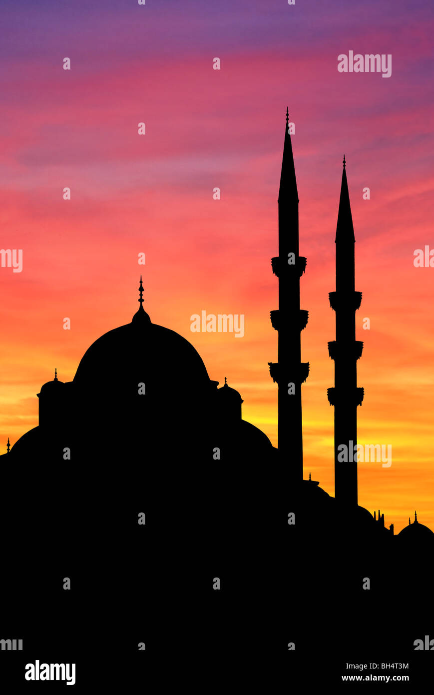 Silhouette der Yeni Camii Moschee bei Sonnenuntergang in Istanbul, Türkei. Stockfoto