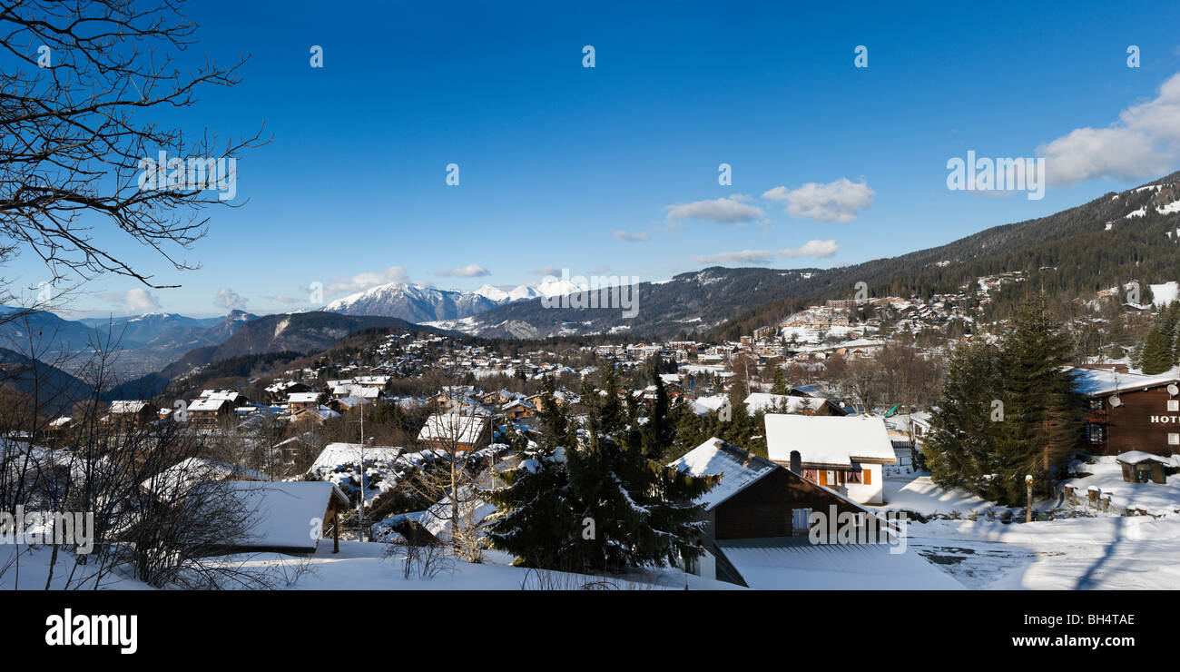 Blick über das Resort Les Carroz d'Araches, in der Nähe von Flaine, Grand Massif Skiregion Hochsavoyen, Frankreich Stockfoto