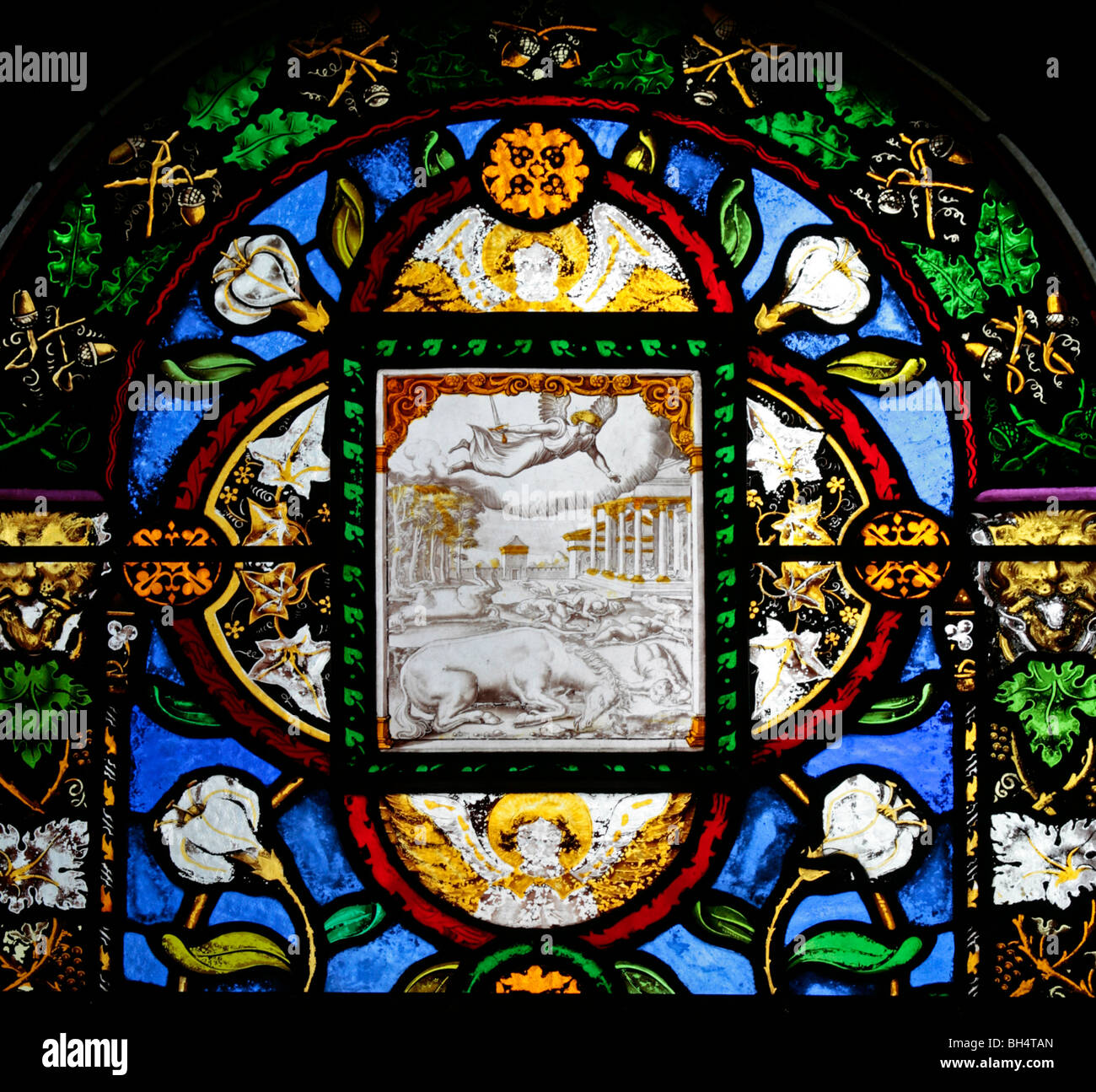 Ein 16. Jahrhundert italienischen Glasfenster Darstellung der Zerstörung der ersten geboren, Allerheiligen-Kirche, Chadshunt Stockfoto