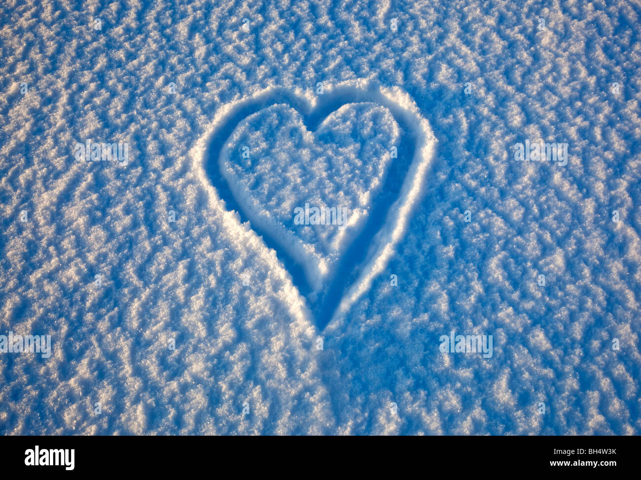 ein Herz in den Schnee gezeichnet Stockfoto