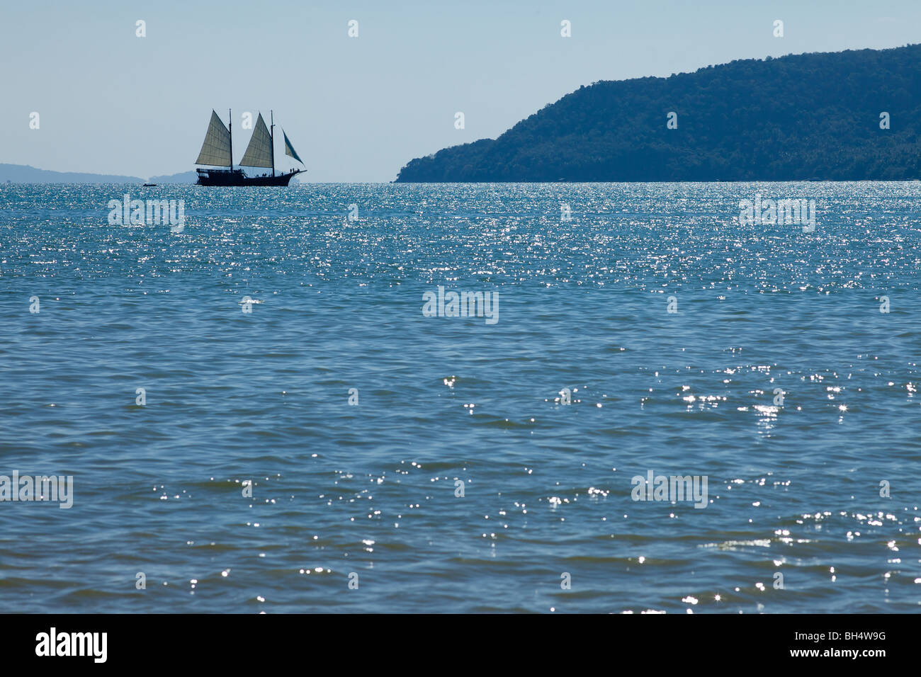 Ein Gaff rigged Segelboot in der Ferne auf die Andamanensee Phuket Thailand Stockfoto