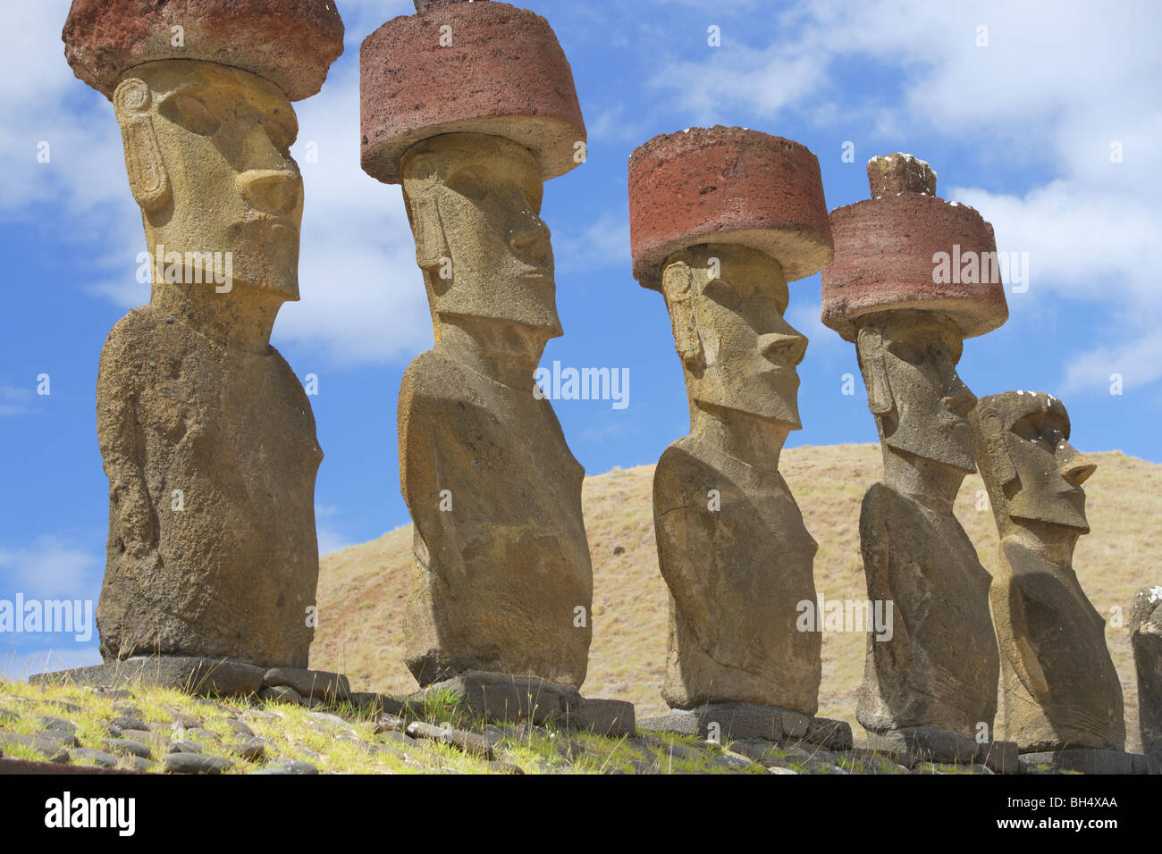 Moai Statuen auf Ahu Nau Nau Plattform am Strand der Osterinsel, Chile Stockfoto