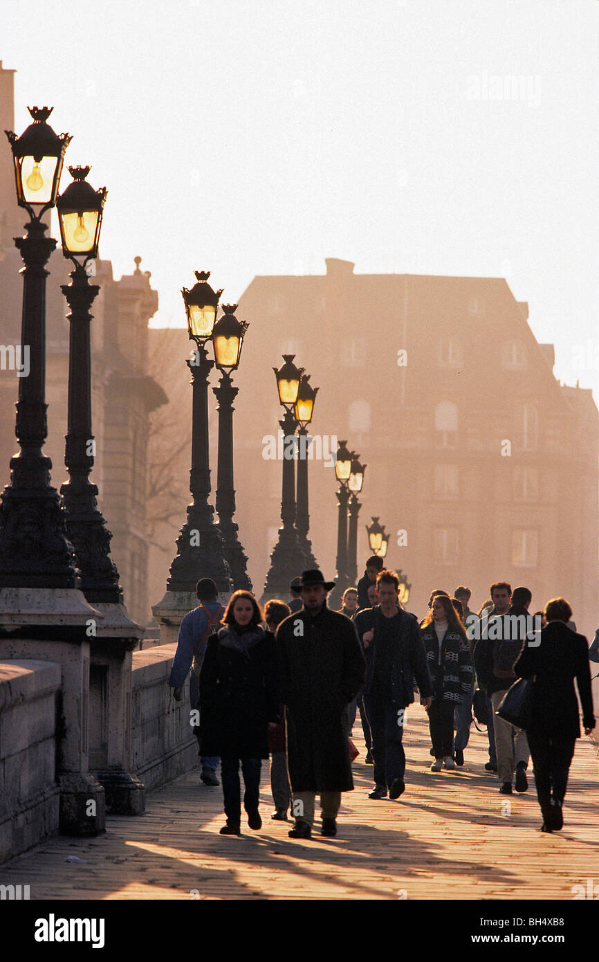 CONTRE JOUR GESCHOSSEN MIT KINDERWAGEN AUF DER BRÜCKE PONT NEUF, 1. ARRONDISSEMENT, PARIS (75), FRANKREICH Stockfoto