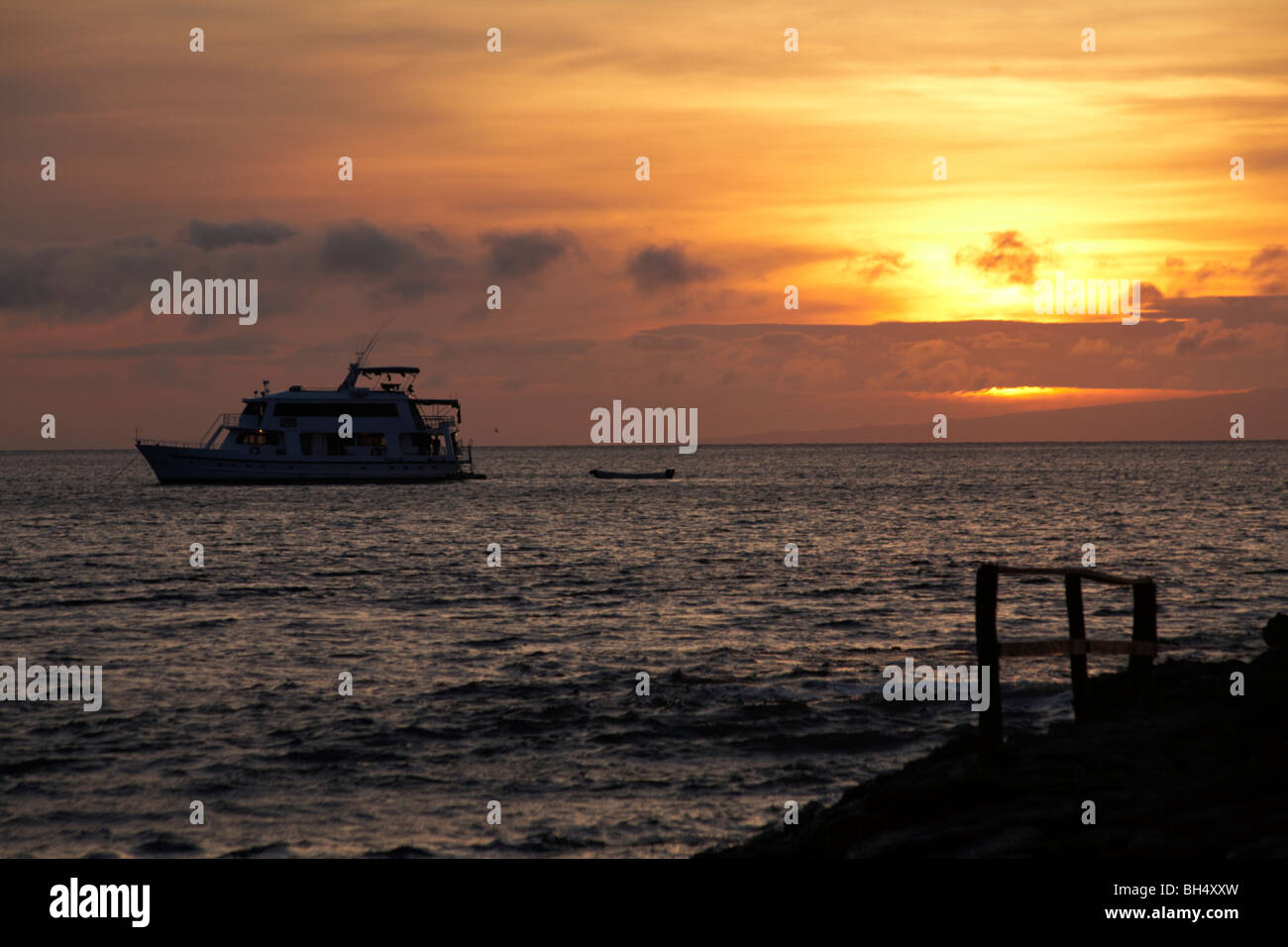 Kreuzfahrtschiff in der untergehenden Sonne in Dragon Hill, Insel Santa Cruz. Stockfoto