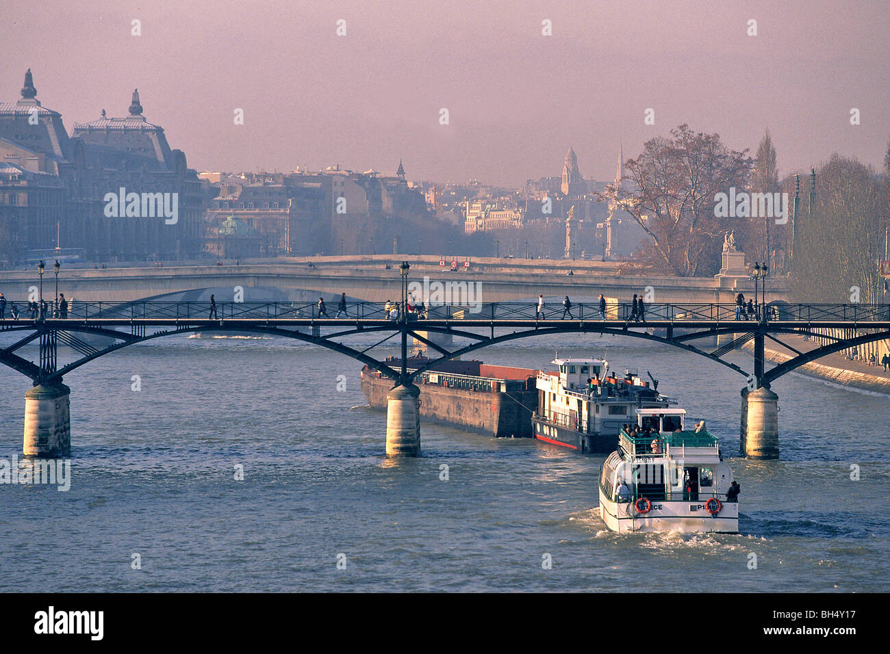 PONT DES ARTS-BRÜCKE ÜBER DIE SEINE, PARIS, 6. ARRONDISSEMENT, PARIS (75), FRANKREICH Stockfoto