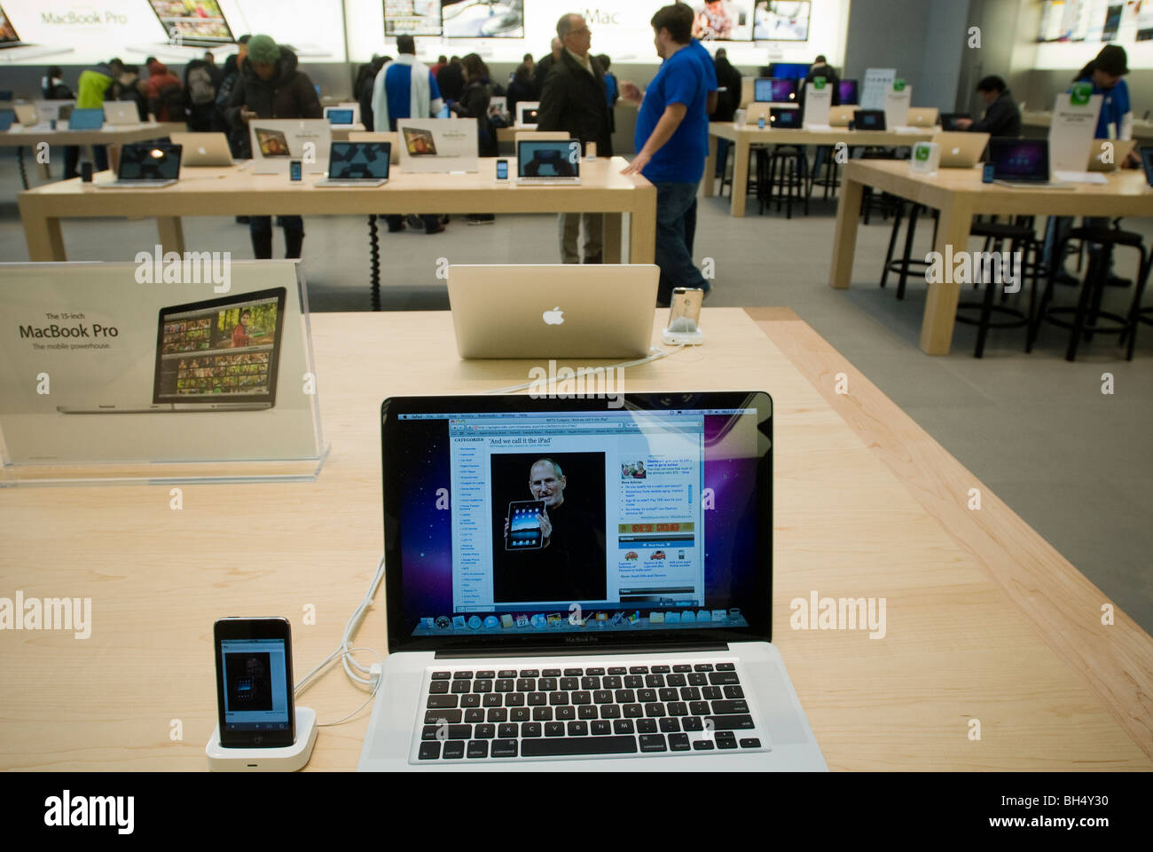 Eine Webseite zeigt Fotos und ein Blog aus dem Apple iPad Enthüllung Event in Kalifornien sieht man einem Apple Store Stockfoto