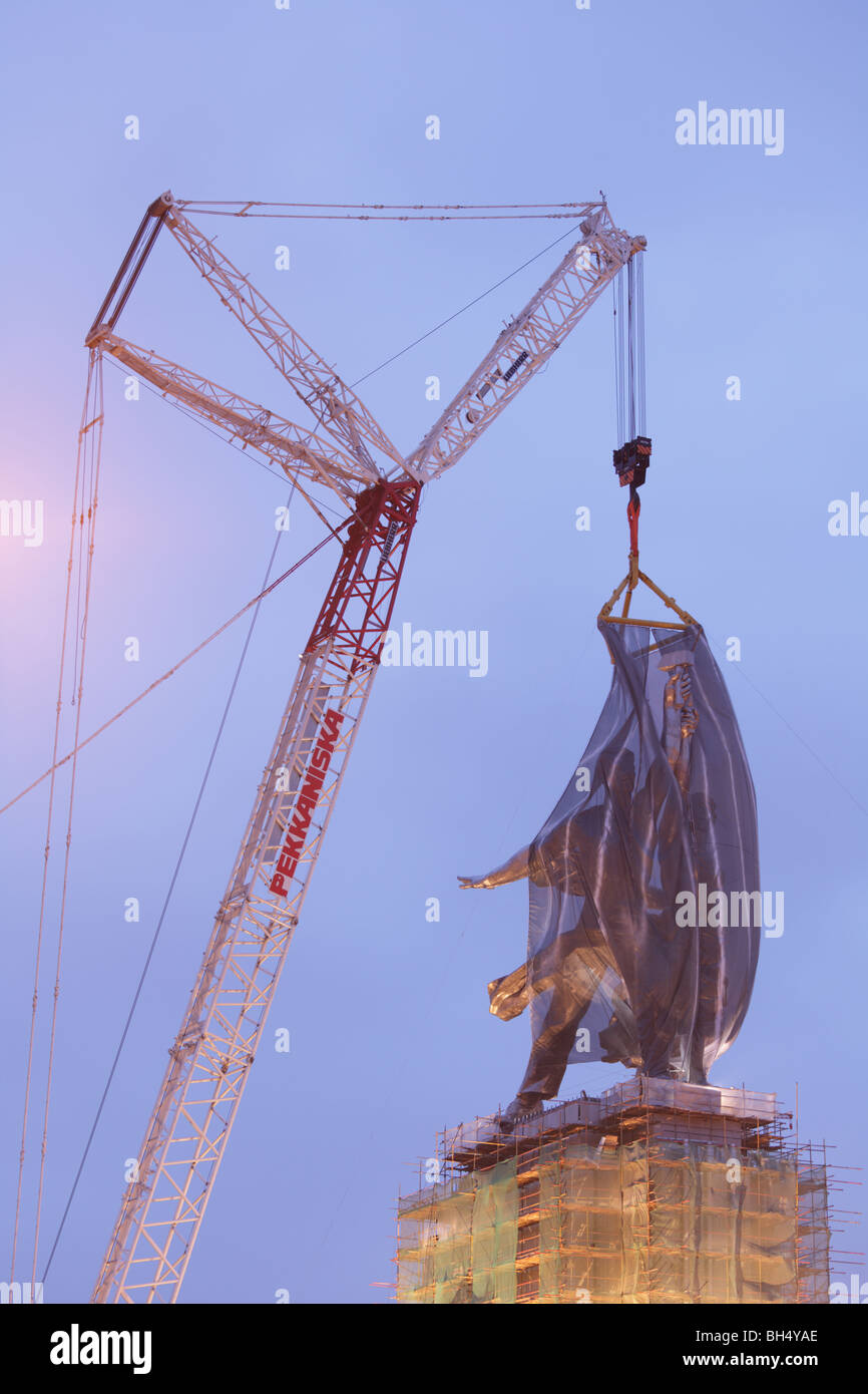 Installation von Denkmal "Arbeiter und Kolchos Frau" nach der Restaurierung Stockfoto