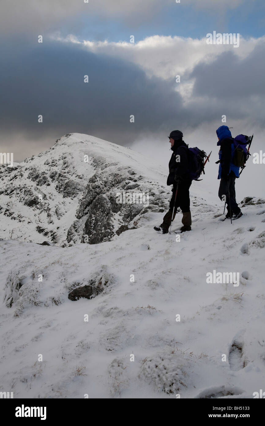 Zwei männliche Wanderer auf dem Gipfel des Stob Coire Creach, Loch Restil und Beinn Luibhean im Hintergrund. Arrochar Alpen Scotland UK Stockfoto