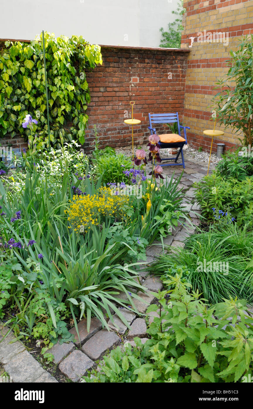 Sitzecke im Garten im Hinterhof. Design: Martina Breyer Stockfoto