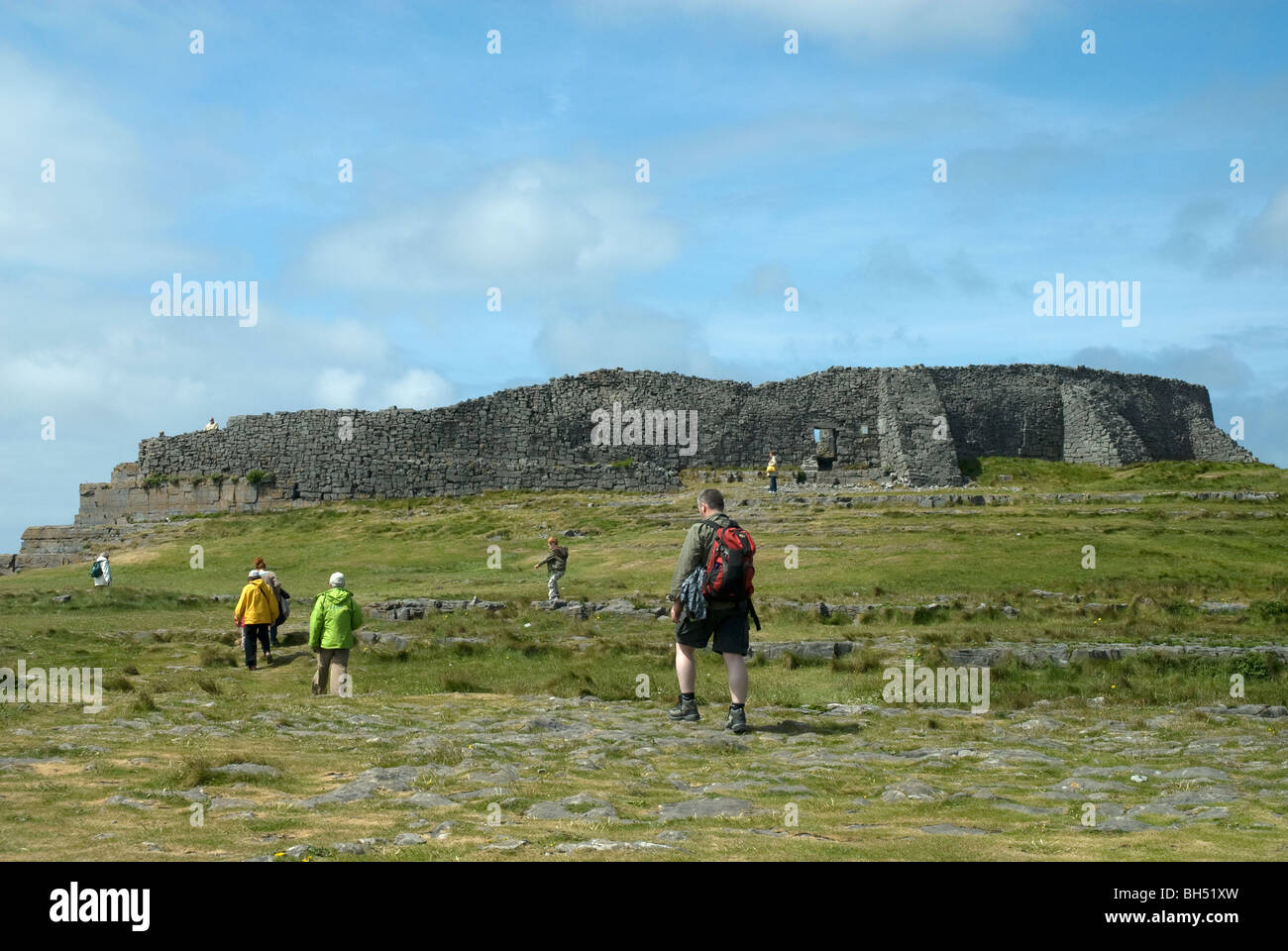 Touristen zu Fuß bis zu Dun Aengus, Inis MOR, Aran Islands, Republik von Irland Stockfoto