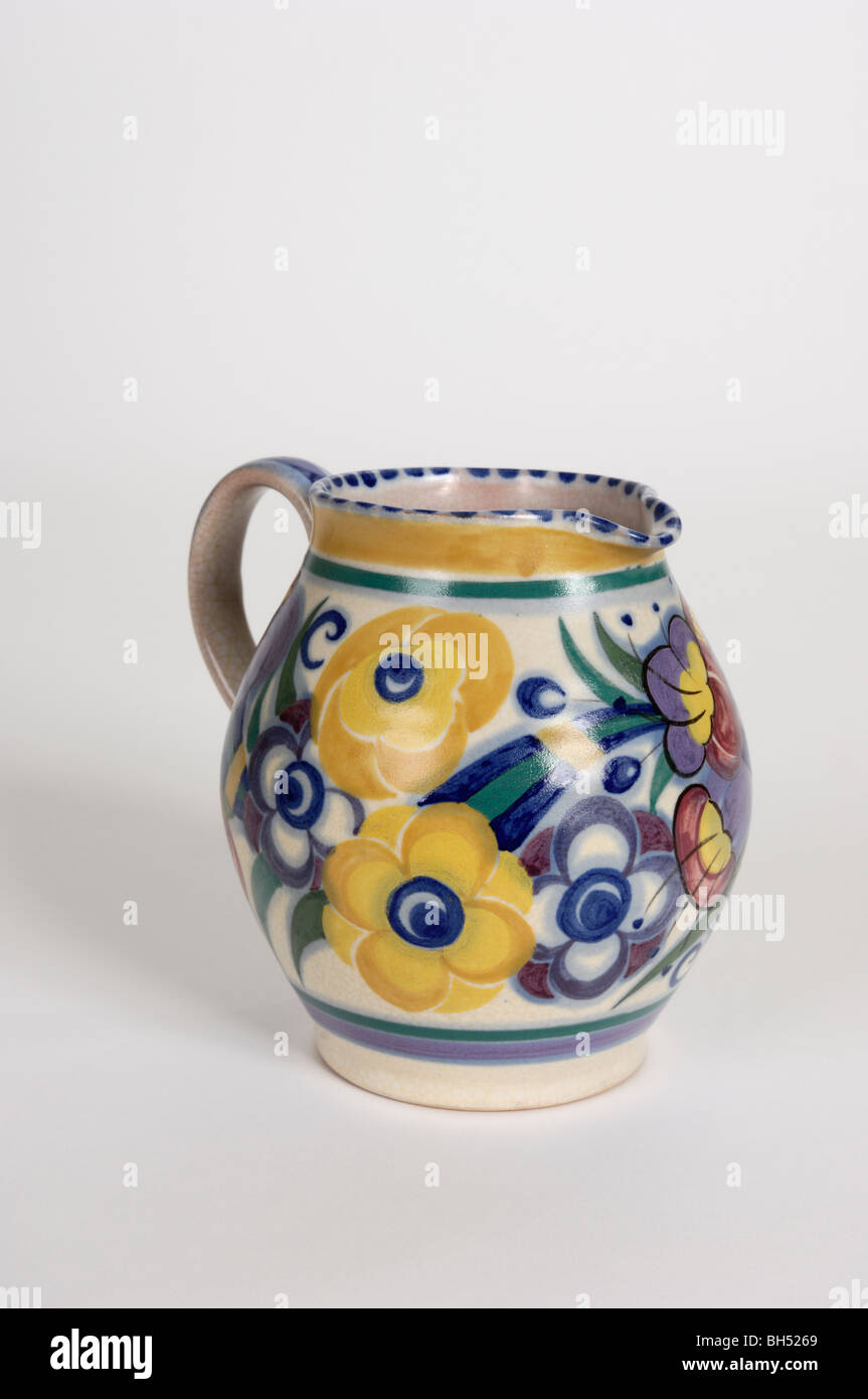 Einen englischen Poole Pottery Krug handbemalt mit "traditionellen" floralem Muster von Truda Adams in den 1930er Jahren entworfen. Stockfoto