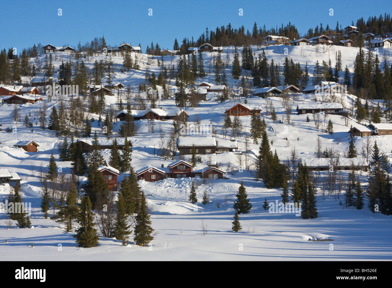 Ferienhäuser auf verschneiten Hügel in Valdres. Stockfoto