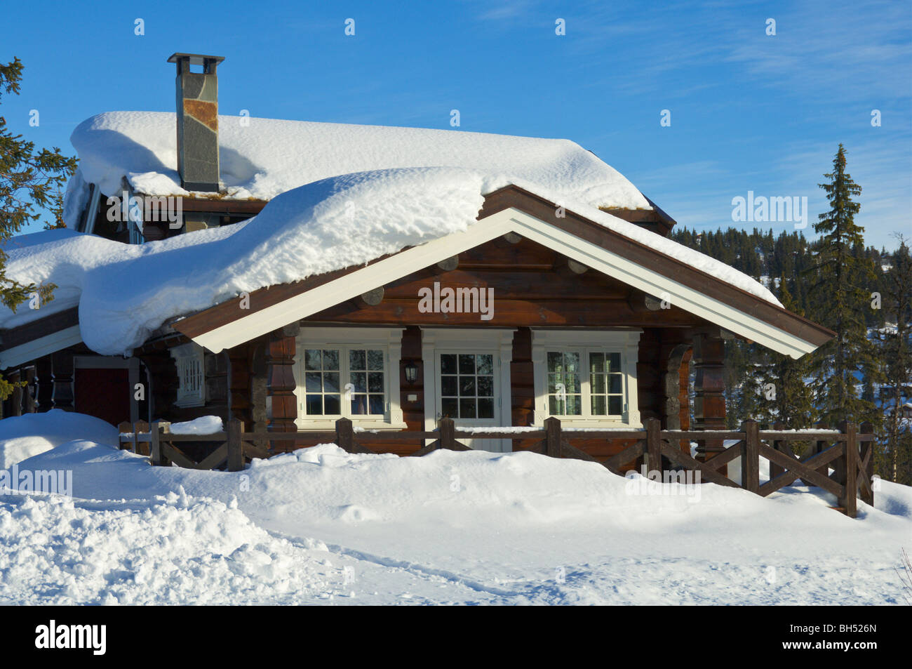 Ferienchalet auf verschneiten Hügel in Valdres. Stockfoto