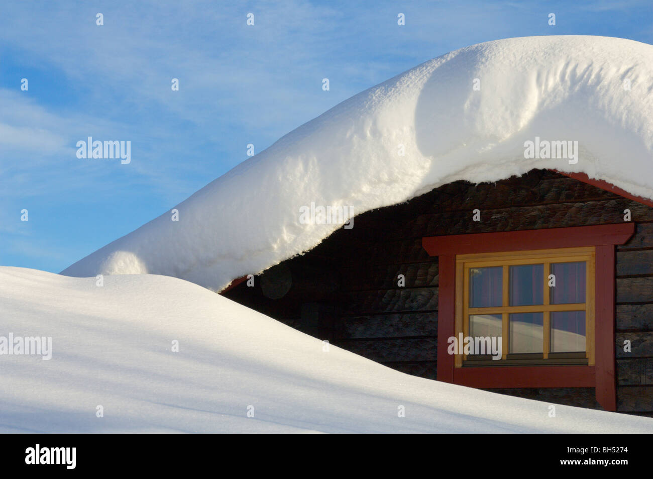 Urlaub Chalet Dach und Fenster Detail mit Schnee driftet auf dem Dach. Stockfoto