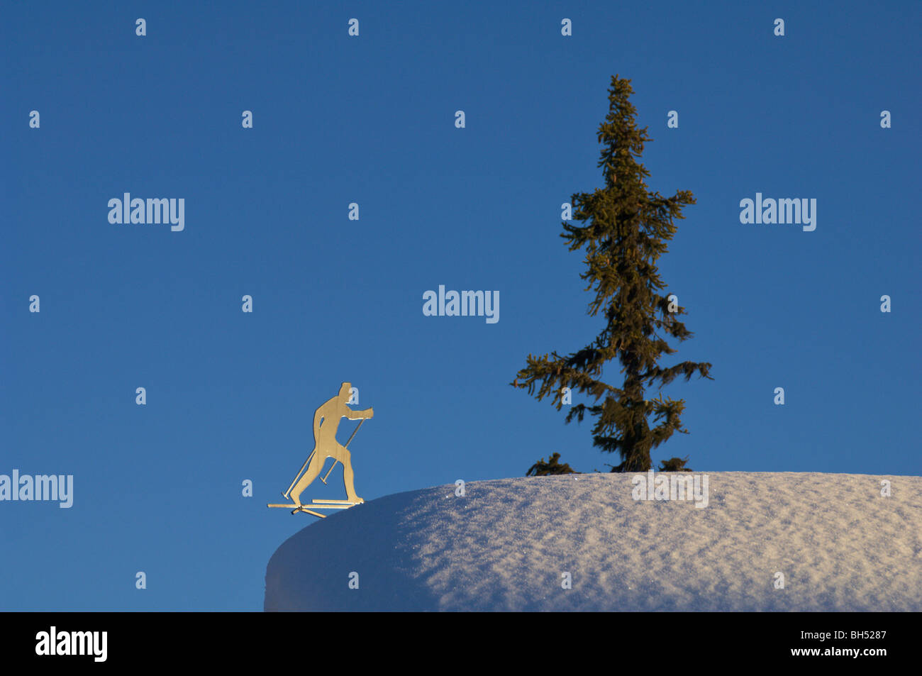 Urlaub Chalet Detail mit Wetterfahne, geformt wie ein Skifahrer. Stockfoto