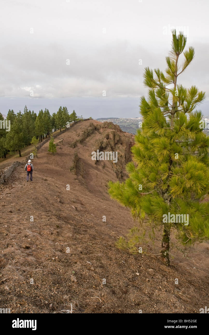 Fuß entlang der Kante des prähistorischen Vulkankrater. Stockfoto