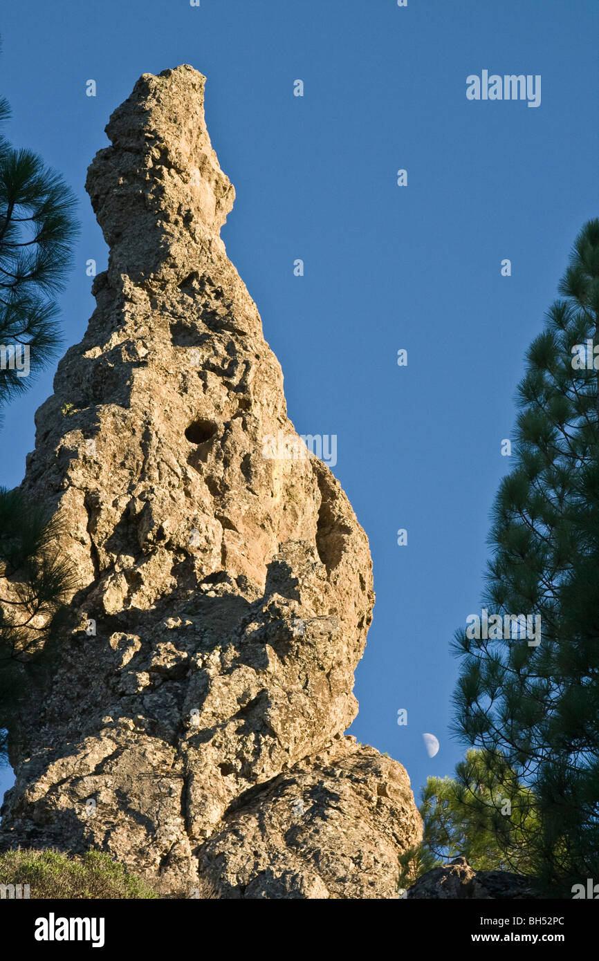 Rock-Struktur in der Nähe von Roque Nublo mit Mond erreichte durch. Stockfoto