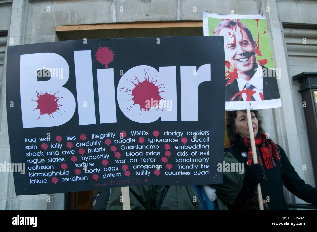 VEREINIGTES KÖNIGREICH. Anti-Irak Krieg Protest außerhalb QEII Konferenzzentrum, als Tony Blair Chilcott Anfrage Beweise gab. London, 29.1.10 Stockfoto