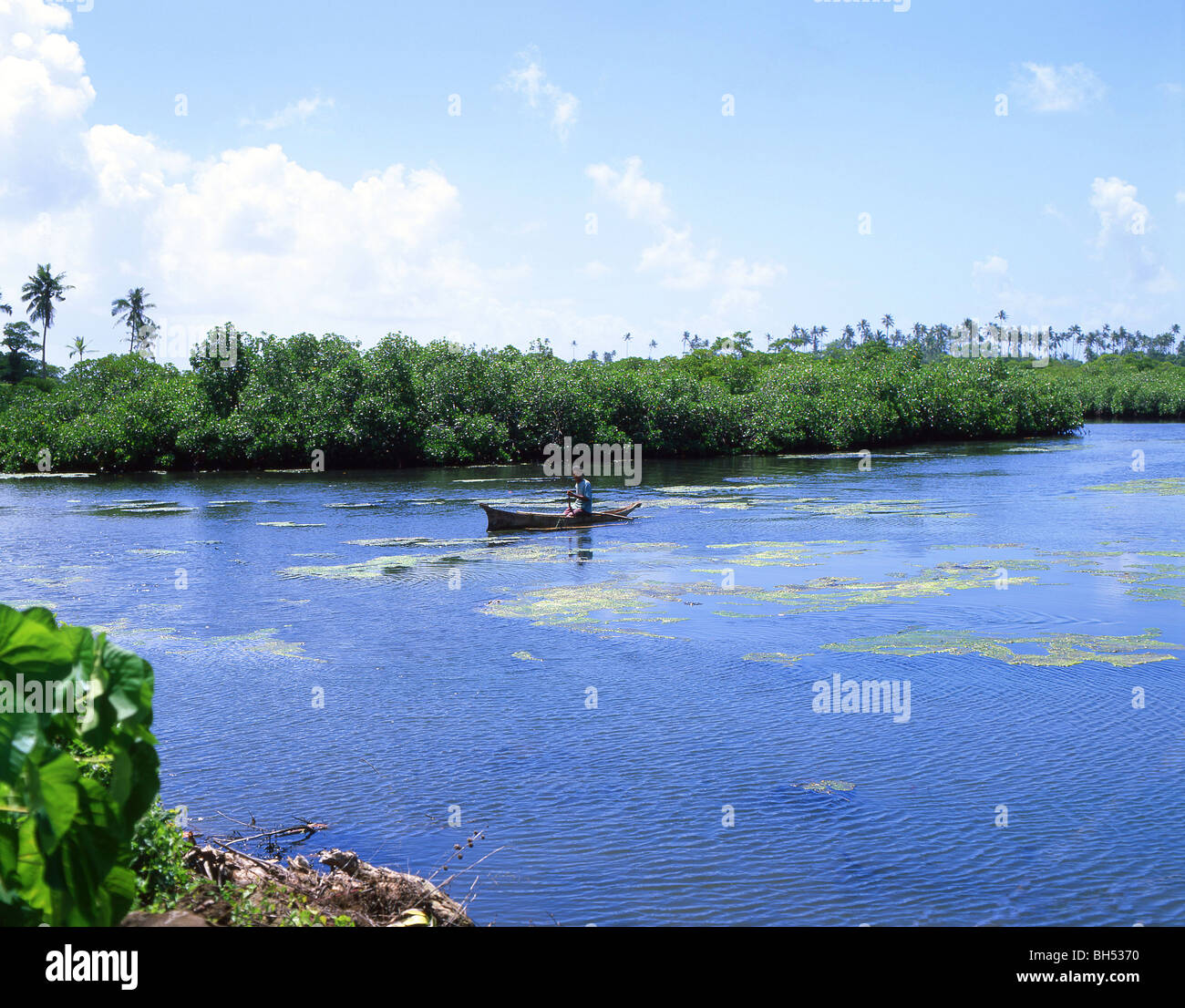 Mann im Einbaum Kanu, Apia, Samoa Stockfoto