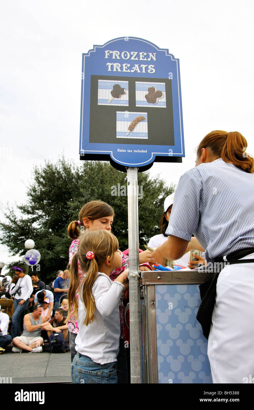 Kinder kaufen Eis, Disneyworld, Orlando, Florida, USA Stockfoto