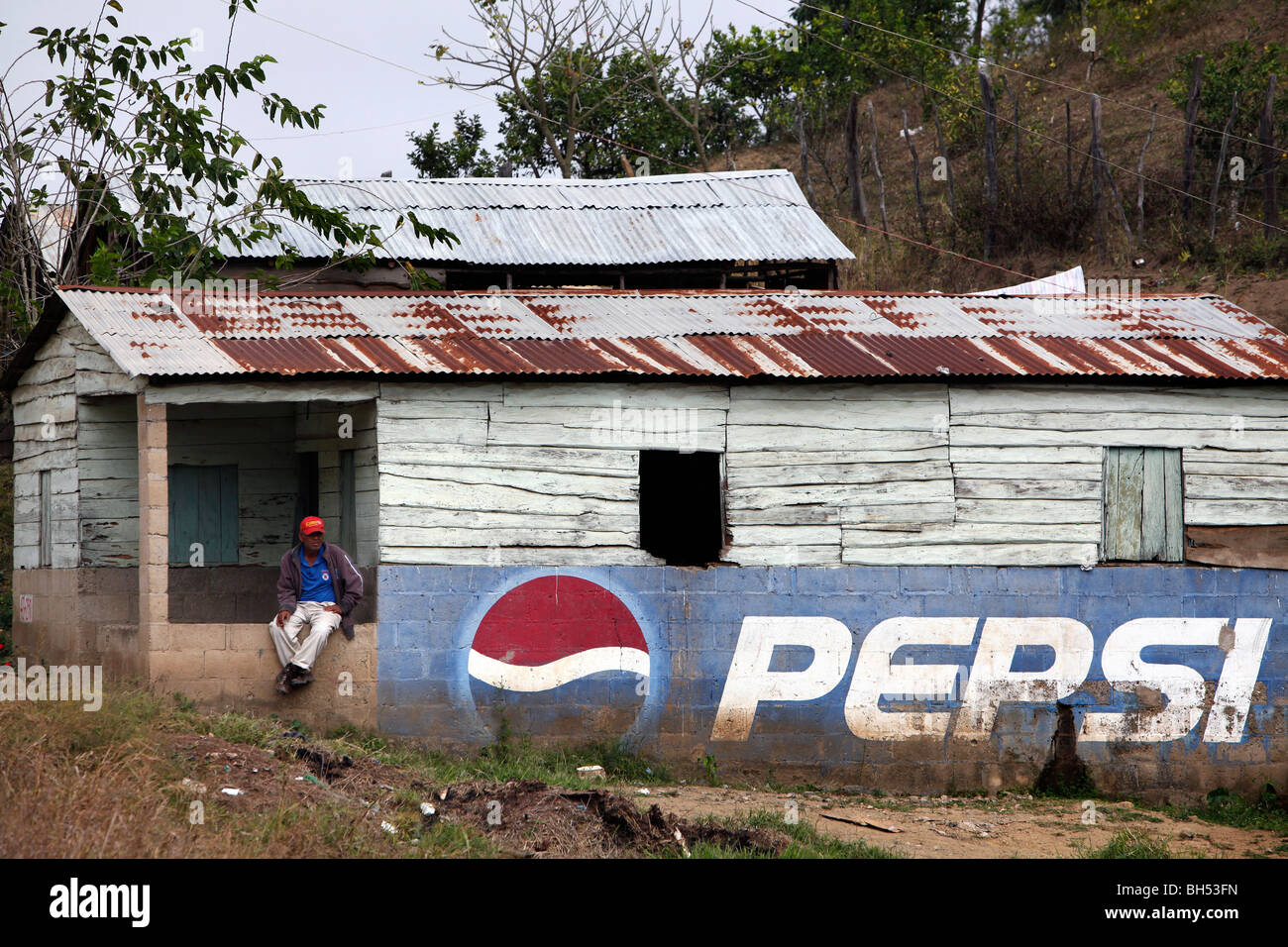 Pepsi Schild gemalt an der Seite eines Gebäudes, Constanza, Dominikanische Republik Stockfoto