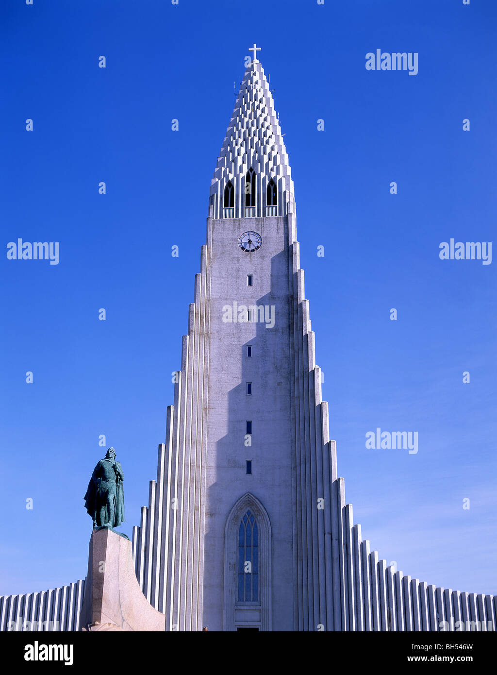 Hallgrímskirkja und Leif Ericson Statue, Reykjavik, Reykjavik Großraum, Republik Island Stockfoto