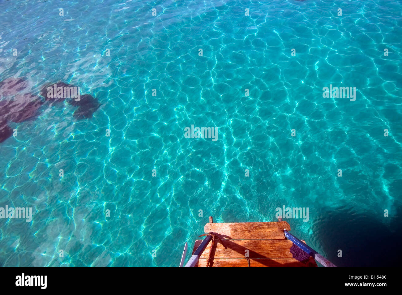 Hölzerne Splashdeck aus dem Heck des Liveaboard Dive Schiff, Komodo Marine Park, Indonesien. Keine PR Stockfoto