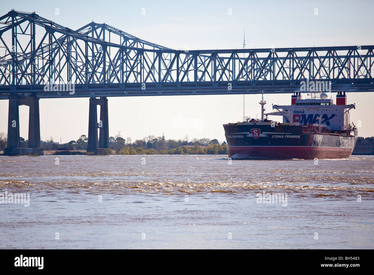 Versand, Crescent City Connection früher größere New Orleans Brücke, Mississippi River, New Orleans, LA Stockfoto