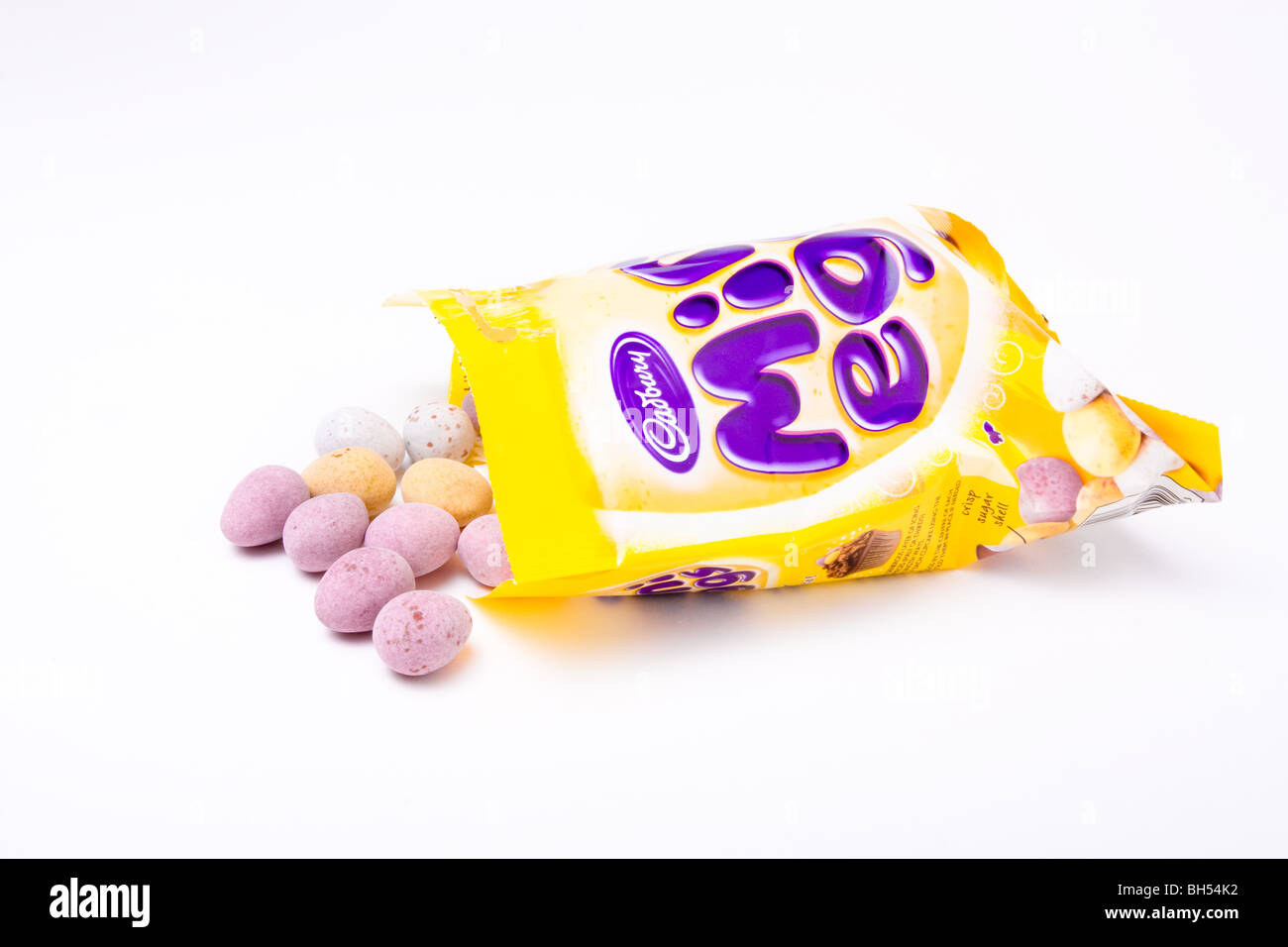 Cadbury Creme Eiern und Mini-Eiern auf weißen Hintergrund isoliert. Stockfoto