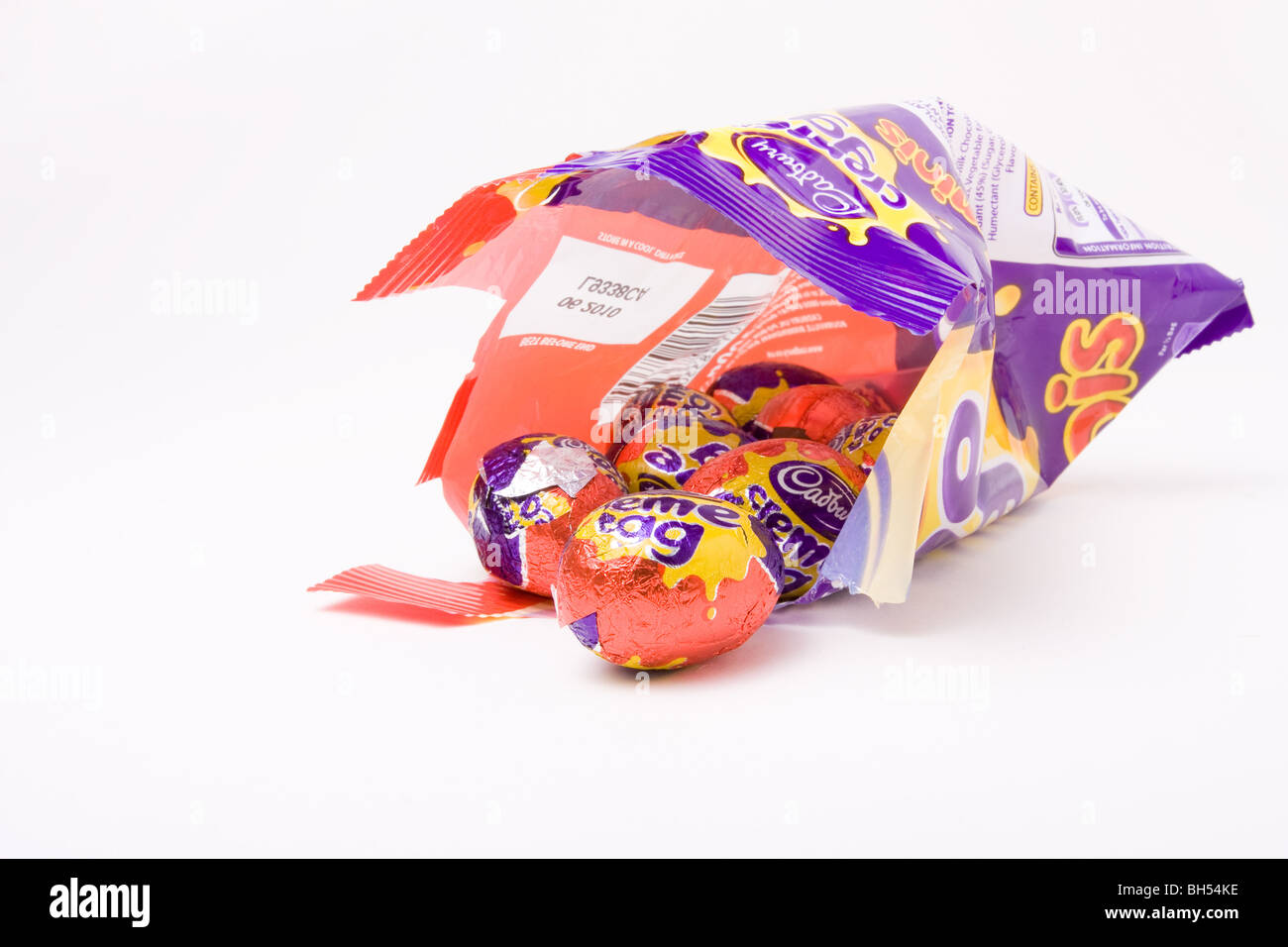 Cadbury Creme Eiern und Mini-Eiern auf weißen Hintergrund isoliert. Stockfoto