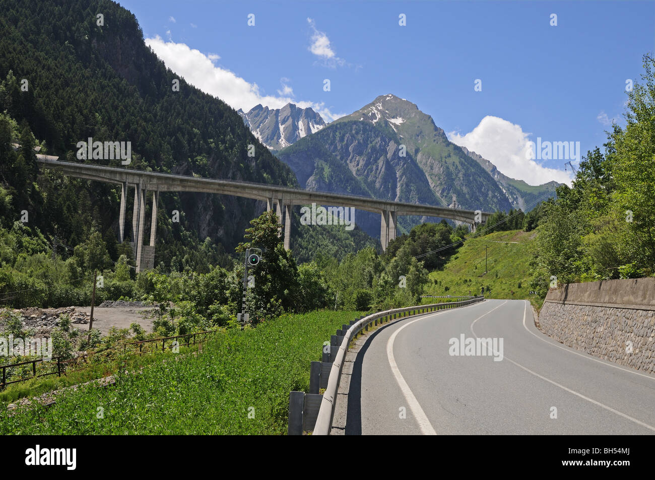 Mont Crammont und Mont Belleface von Strada Statale 26 übergibt Valle d ' Aosta als es unten Autostrada A5 E25 westlich von Aosta Italien Stockfoto