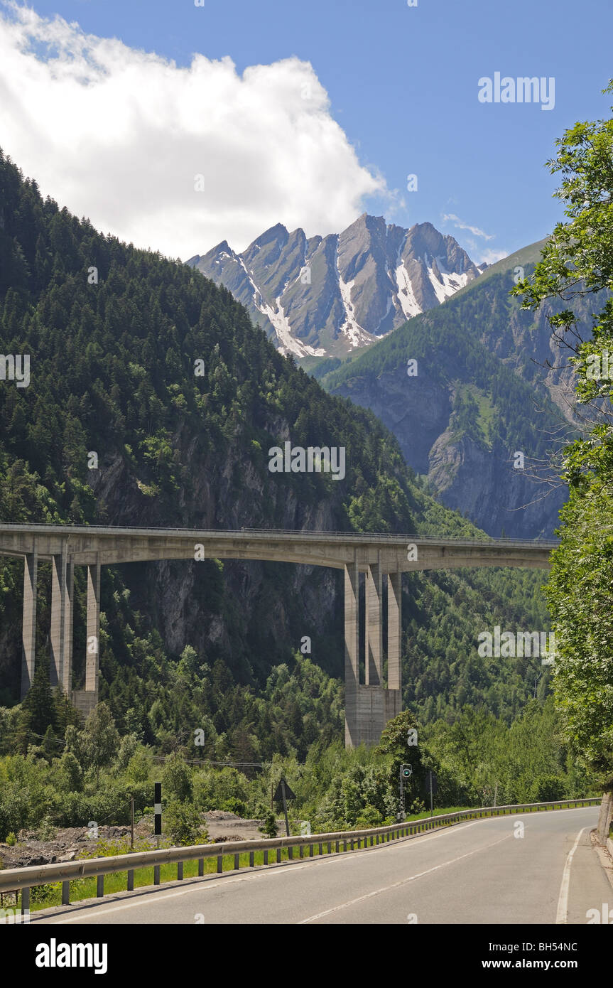 Mont Crammont und Mont Belleface von Strada Statale 26 übergibt Valle d ' Aosta als es unten Autostrada A5 E25 westlich von Aosta Italien Stockfoto