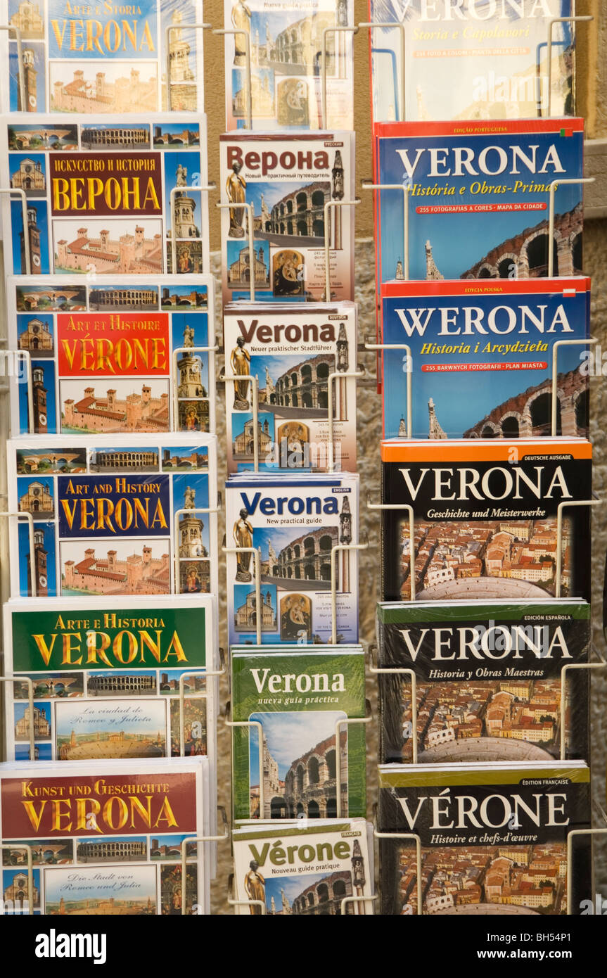 Gestelle von Karten und Führer in verschiedenen Sprachen nach Verona in Norditalien Stockfoto