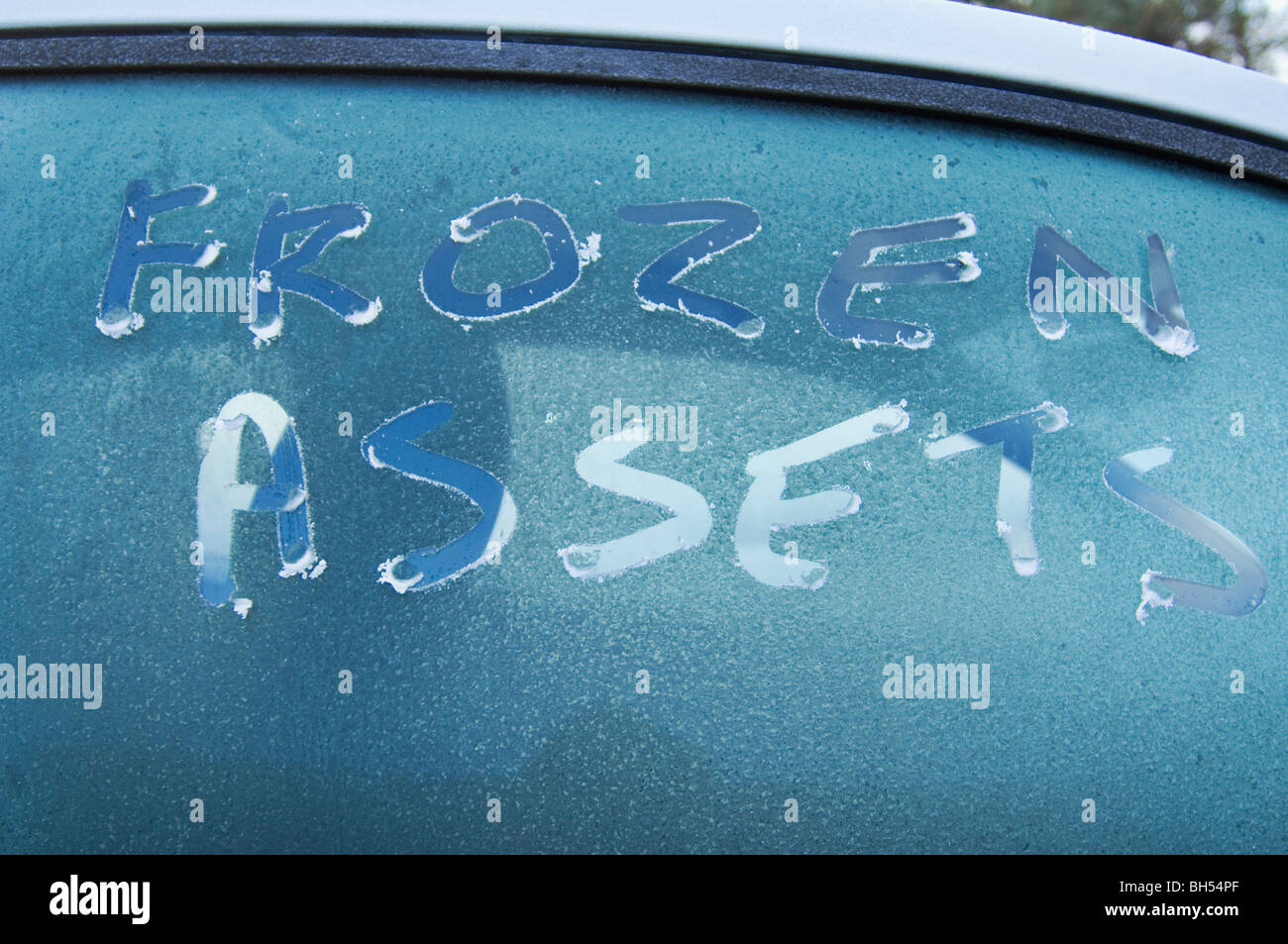 Das Wort geschrieben auf eine frostige Autofenster Vermögenswerte eingefroren Stockfoto