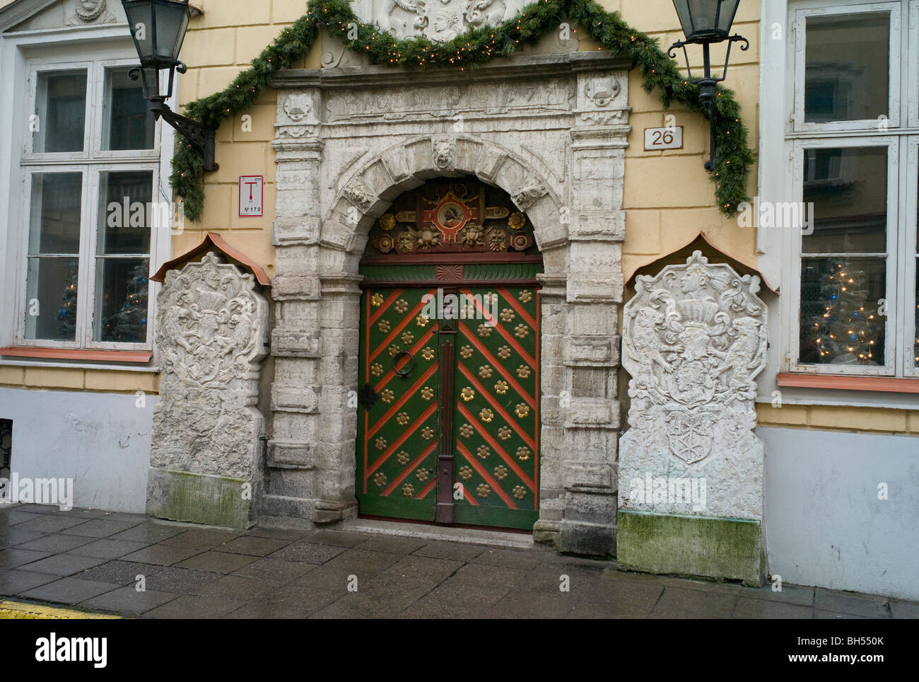 Tallinn 07, verziert, Tür und Tor in der Altstadt, Estland zur Weihnachtszeit Stockfoto