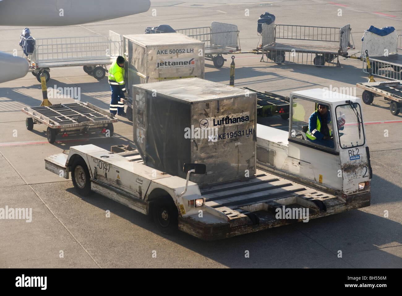Luftfahrt. Bodenpersonal am Frankfurt International Airport FRA Umgang mit Lufthansa und Jettainer AKE LD3 ULD Ladungsbehälter. Stockfoto
