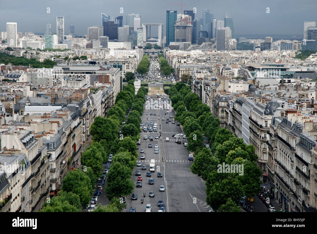 Paris: Suche entlang der Avenue Charles de Gaulle in Richtung La Défense, genommen von der Spitze des Arc de Triomphe Stockfoto