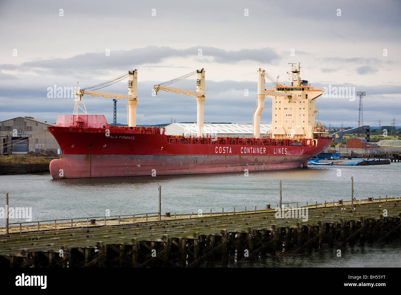 Das Containerschiff Cala Ponente vertäut am Fluß Blyth, Blyth, Northumberland, England Stockfoto