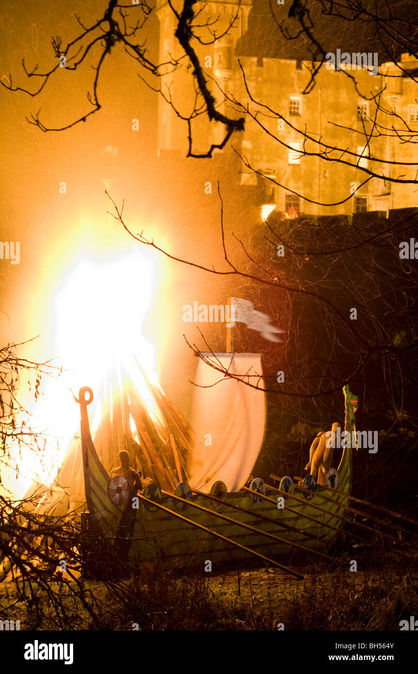 Dunvegan Kaste, Isle Of Skye, Lagerfeuer und Verbrennung von einer Nachbildung Wikinger-Langschiff. Stockfoto
