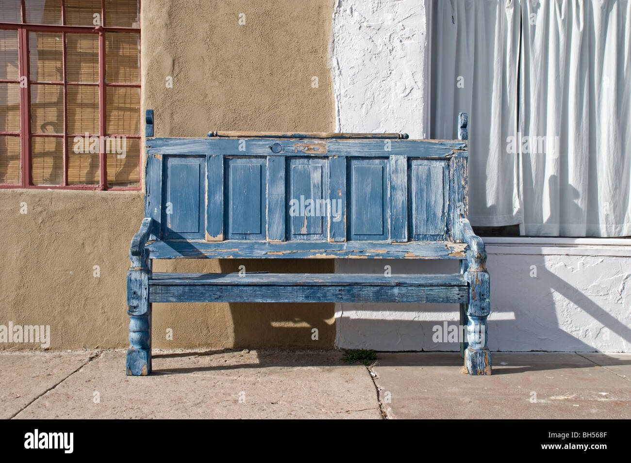 Eine alte Wetter getragen Bank am 12th Street in Carrizozo, verleiht Charakter dieser Kleinstadt im Südwesten. Stockfoto