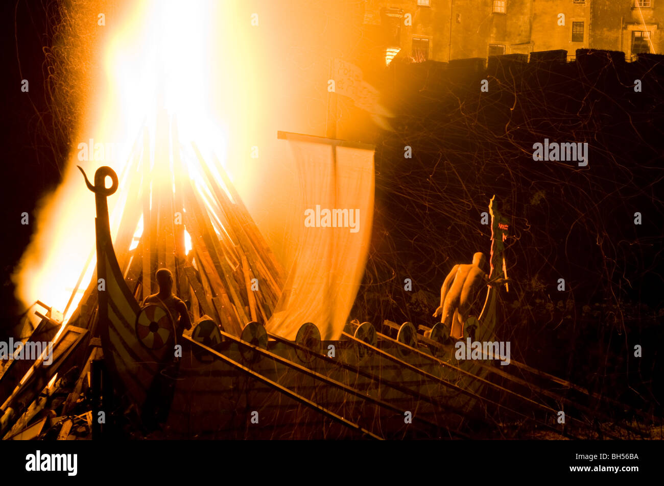 Dunvegan Kaste, Isle Of Skye, Lagerfeuer und Verbrennung von einer Nachbildung Wikinger-Langschiff. Stockfoto