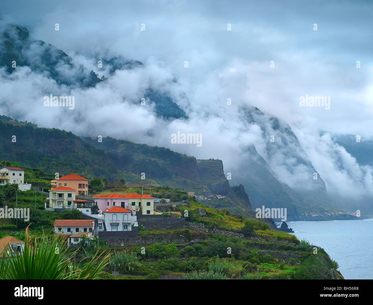 Bergdorf auf der Meerseite in [North Madeira], "Ponta Delgada" Madeira, Portugal am bewölkten Tag im September Stockfoto