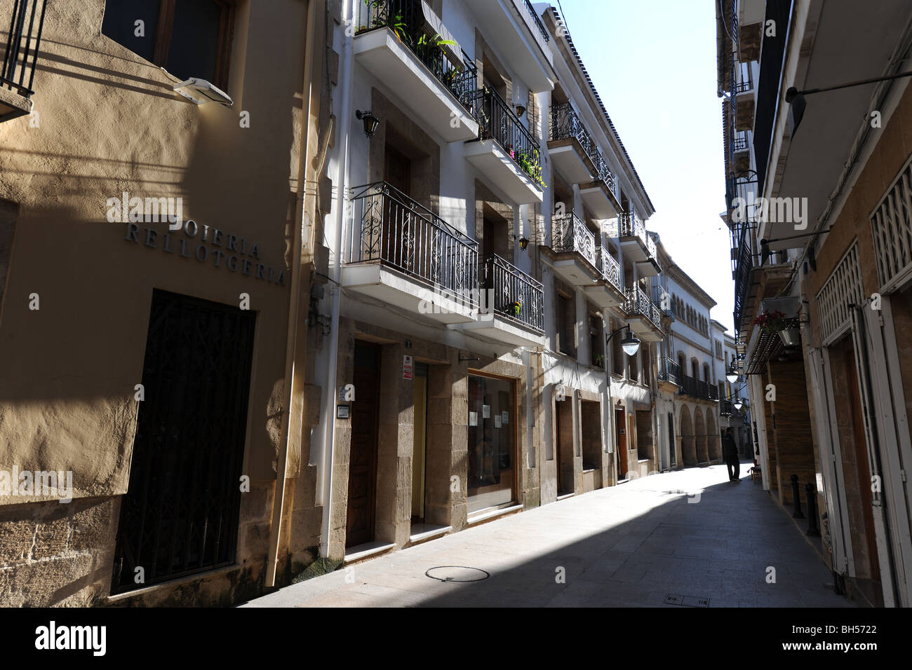 Straßenszene in der Altstadt, Javea / Xabia, Provinz Alicante, Comunidad Valenciana, Spanien Stockfoto