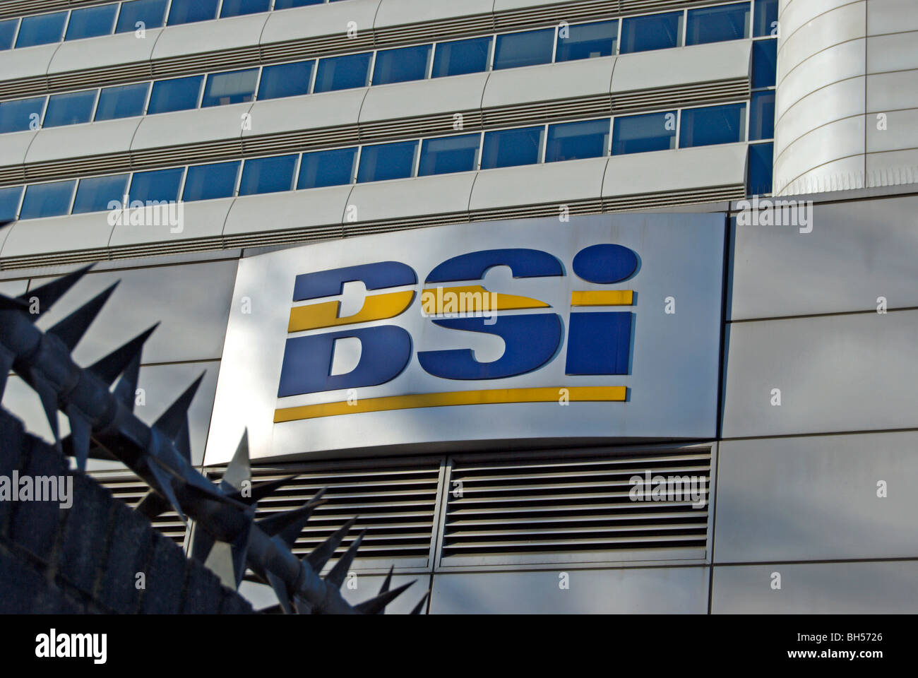 BSI-Logo auf der british Standards Institution Bürogebäude in Chiswick, West London, england Stockfoto